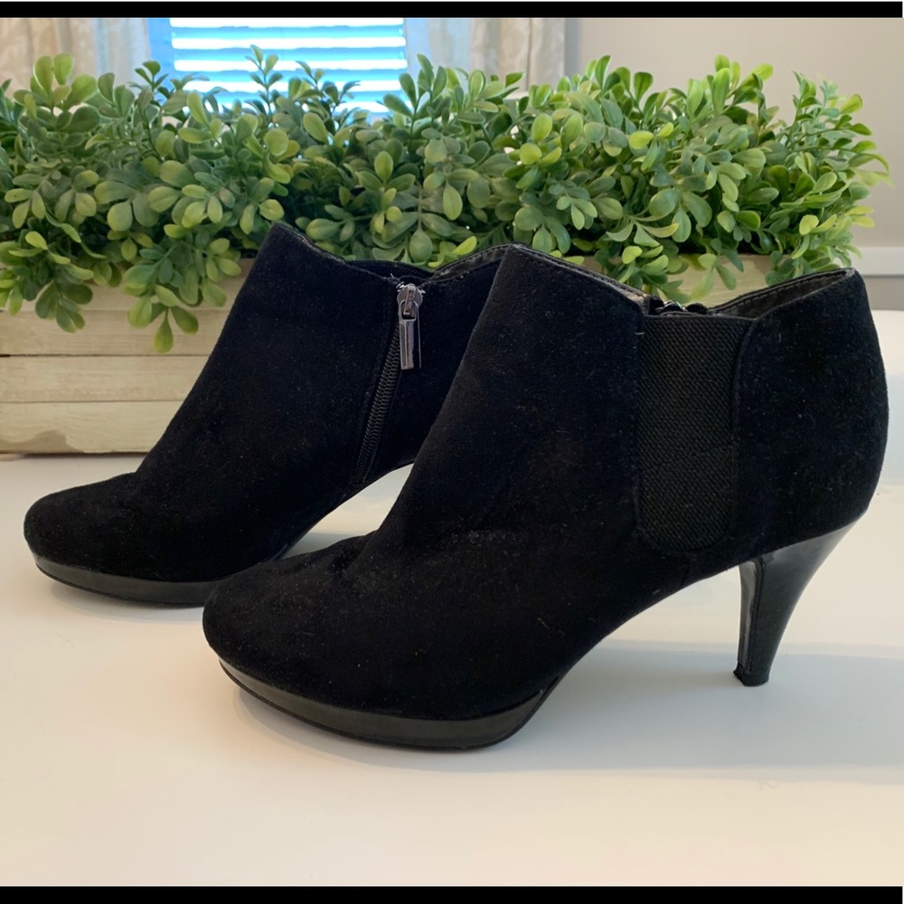 👠Bandolino Suede Booties